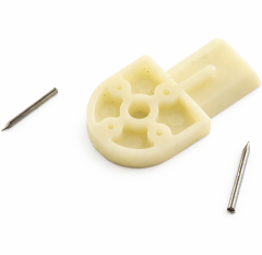 Plastik 4 Çivili Duvar Askı Aparatı – Timsah Tipi Çerçeve ve Tablo Askısı